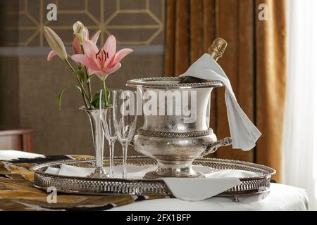 Champagner im Sekteimer Stockfoto