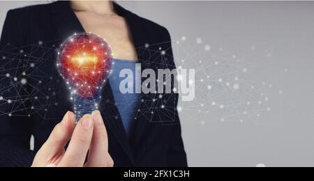 Neue Ideen präsentieren, großes Inspiration- und Innovationskonzept. Digitale Handlampe. Ideen mit innovativer Technik und Kreativität. Stockfoto