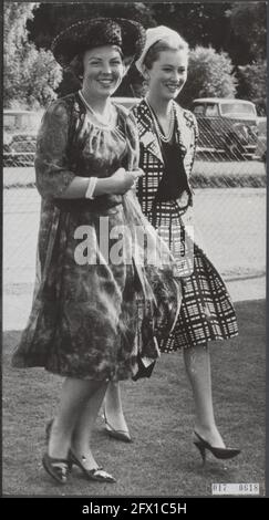 königliche Haus, Prinzessinnen, Besuche, Porträts, Beatrix, prinzessin, Paola, Prinzessin von Belgien, Smiths Lawn, Großbritannien, 17. Juni 1964, Besuche, Königshaus, Porträts, Prinzessinnen, Niederlande, Foto der Presseagentur des 20. Jahrhunderts, zu erinnerende Nachrichten, Dokumentarfilm, historische Fotografie 1945-1990, visuelle Geschichten, Menschliche Geschichte des zwanzigsten Jahrhunderts, Momente in der Zeit festzuhalten Stockfoto