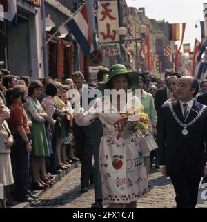 Prinzessin Beatrix und Prinz Claus während des Arbeitsbesuchs &#160;?; Spaziergang unter der Bevölkerung, 1974, PRINZESSINNEN, die Niederlande, 20. Jahrhundert Presseagentur Foto, Nachrichten zu erinnern, Dokumentarfilm, historische Fotografie 1945-1990, visuelle Geschichten, Menschliche Geschichte des zwanzigsten Jahrhunderts, Momente in der Zeit festzuhalten Stockfoto