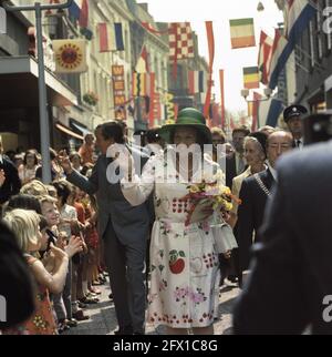 Prinzessin Beatrix und Prinz Claus während des Arbeitsbesuchs &#160;?; Spaziergang unter der Bevölkerung, 1974, PRINZESSINNEN, die Niederlande, 20. Jahrhundert Presseagentur Foto, Nachrichten zu erinnern, Dokumentarfilm, historische Fotografie 1945-1990, visuelle Geschichten, Menschliche Geschichte des zwanzigsten Jahrhunderts, Momente in der Zeit festzuhalten Stockfoto