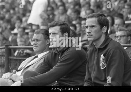 Ajax gegen Anderlecht. Michels Left und Stuy (Mitte), 6. August 1967, Sport, Fußball, Niederlande, Presseagentur des 20. Jahrhunderts, Foto, Nachrichten zum erinnern, Dokumentarfilm, historische Fotografie 1945-1990, visuelle Geschichten, Menschliche Geschichte des zwanzigsten Jahrhunderts, Momente in der Zeit festzuhalten Stockfoto