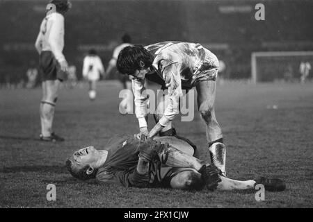 Ajax gegen Arsenal 2-1, Viertelfinale Europameisterschaft I, Cruijff mit verletzten Torhüter Wilson, 8. März 1972, Sport, Fußball, Niederlande, Presseagentur des 20. Jahrhunderts, Foto, Nachrichten zum erinnern, Dokumentarfilm, historische Fotografie 1945-1990, visuelle Geschichten, Menschliche Geschichte des zwanzigsten Jahrhunderts, Momente in der Zeit festzuhalten Stockfoto