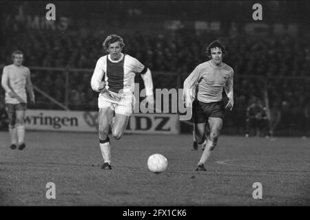 Ajax gegen Arsenal 2-1, Viertelfinale Europameisterschaft I, Piet Keizer (links) in Aktion, 8. März 1972, Sport, Fußball, Niederlande, Presseagentur des 20. Jahrhunderts, Foto, Nachrichten zum erinnern, Dokumentarfilm, historische Fotografie 1945-1990, visuelle Geschichten, Menschliche Geschichte des zwanzigsten Jahrhunderts, Momente in der Zeit festzuhalten Stockfoto