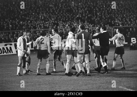 Ajax / Arsenal 2-1, Viertelfinale European Cup I, argumentende Spieler, 8. März 1972, Sport, Fußball, Niederlande, Foto der Presseagentur des 20. Jahrhunderts, zu erinnerende Nachrichten, Dokumentarfilm, historische Fotografie 1945-1990, visuelle Geschichten, Menschliche Geschichte des zwanzigsten Jahrhunderts, Momente in der Zeit festzuhalten Stockfoto