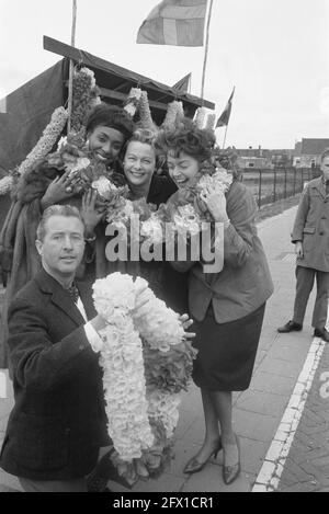 Performance von Ilse Werner und Alaine Delmar aus Treslong für KRO. Ilse Werner und Elaine Delmar, 7. April 1961, Niederlande, Foto der Presseagentur des 20. Jahrhunderts, News to remember, Dokumentarfilm, historische Fotografie 1945-1990, visuelle Geschichten, Menschliche Geschichte des zwanzigsten Jahrhunderts, Momente in der Zeit festzuhalten Stockfoto