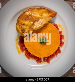 Hähnchen Supreme Rezept, sanft mit 5 Gewürzen, Süßkartoffel-Mousseline, Paprika in zwei Hälften geschnitten gekocht Stockfoto