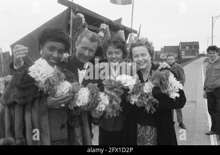 Performance von Ilse Werner und Alaine Delmar aus Treslong für KRO. Ilse Werner und Elaine Delmar, 7. April 1961, Niederlande, Foto der Presseagentur des 20. Jahrhunderts, News to remember, Dokumentarfilm, historische Fotografie 1945-1990, visuelle Geschichten, Menschliche Geschichte des zwanzigsten Jahrhunderts, Momente in der Zeit festzuhalten Stockfoto