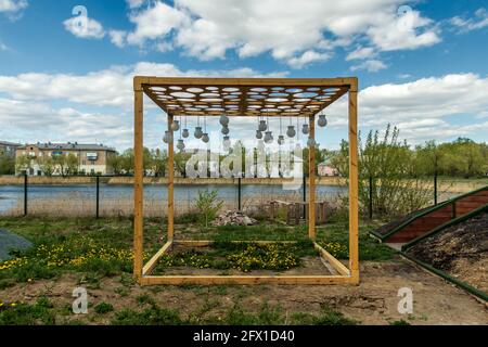 Eine würfelförmige Metallstruktur steht auf dem Boden gegen einen bewölkten Himmel. Das Foto wurde in Tscheljabinsk, Russland, aufgenommen. Stockfoto