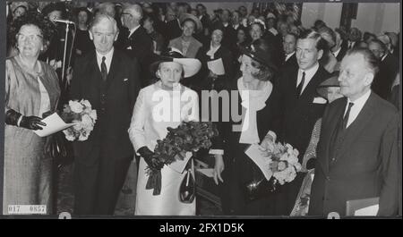 königshaus, Prinzessinnen, Prinzen, Preisverleihungen, Zuschauer, Beatrix, Prinzessin, Claus, Prinz, Erasmus-Preise, Huijghe R., Juliana, Königin, Read H., Read Ms., 27. Juni 1966, Königshaus, Preisverleihungen, Fürsten, Prinzessinnen, Zuschauer, Niederlande, Foto der Presseagentur des 20. Jahrhunderts, zu erinnerende Nachrichten, Dokumentarfilm, historische Fotografie 1945-1990, visuelle Geschichten, Menschliche Geschichte des zwanzigsten Jahrhunderts, Momente in der Zeit festzuhalten Stockfoto