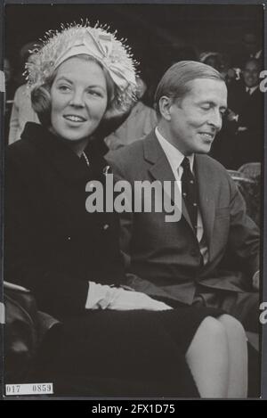 königliche Haus, Prinzessinnen, Prinzen, Porträts, Besuche, Beatrix, Prinzessin, Claus, Prinz, Royal Dutch Federation of National Riding Societies, Levade 1966, 10. September 1966, Besuche, königshaus, Porträts, Prinzen, Prinzessinnen, Niederlande, 20. Jahrhundert Presseagentur Foto, Nachrichten zu erinnern, Dokumentarfilm, historische Fotografie 1945-1990, visuelle Geschichten, Menschliche Geschichte des zwanzigsten Jahrhunderts, Momente in der Zeit festzuhalten Stockfoto