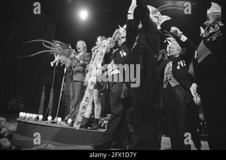 Prinzessin Beatrix und Prinz Claus bei Uniceffeest im Congressgebouw Den Haag, 11. November 1971, Parteien, Niederlande, 20. Jahrhundert Presseagentur Foto, Nachrichten zu erinnern, Dokumentarfilm, historische Fotografie 1945-1990, visuelle Geschichten, Menschliche Geschichte des zwanzigsten Jahrhunderts, Momente in der Zeit festzuhalten Stockfoto