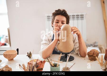 Hart arbeitend Keramik-Designer arbeitet an Statue Gesicht Stockfoto