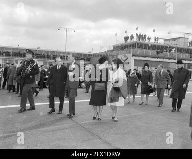 Das königliche Paar und Prinzessin Beatrix reisten von links nach rechts nach Mexiko ab. H. Alberda (Präsidentin und Direktor des Flughafens Schiphol), Prinz Bernhard, Königin Juliana. prinzessin Margriet, Prinzessin Christina und Prinzessin Beatrix. Daneben Erik Hazelfhoff Roelfzema, 7. April 1964, an- und Abreise, Staatsbesuche, Flughäfen, Niederlande, Foto der Presseagentur des 20. Jahrhunderts, zu erinnerende Nachrichten, Dokumentarfilm, historische Fotografie 1945-1990, visuelle Geschichten, Menschliche Geschichte des zwanzigsten Jahrhunderts, Momente in der Zeit festzuhalten Stockfoto