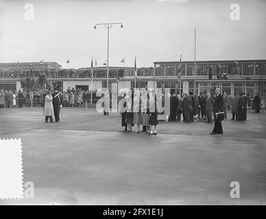 Königliches Paar zurück aus dem Westen am Flughafen Schiphol, 8. November 1955, Niederlande, Foto der Presseagentur des 20. Jahrhunderts, zu erinnerende Nachrichten, Dokumentarfilm, historische Fotografie 1945-1990, visuelle Geschichten, Menschliche Geschichte des zwanzigsten Jahrhunderts, Momente in der Zeit festzuhalten Stockfoto