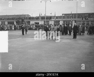 Königliches Paar zurück aus dem Westen am Flughafen Schiphol, 8. November 1955, Niederlande, Foto der Presseagentur des 20. Jahrhunderts, zu erinnerende Nachrichten, Dokumentarfilm, historische Fotografie 1945-1990, visuelle Geschichten, Menschliche Geschichte des zwanzigsten Jahrhunderts, Momente in der Zeit festzuhalten Stockfoto