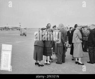 Königliches Paar zurück aus dem Westen am Flughafen Schiphol, 8. November 1955, Niederlande, Foto der Presseagentur des 20. Jahrhunderts, zu erinnerende Nachrichten, Dokumentarfilm, historische Fotografie 1945-1990, visuelle Geschichten, Menschliche Geschichte des zwanzigsten Jahrhunderts, Momente in der Zeit festzuhalten Stockfoto
