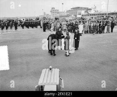 Königliches Paar zurück aus dem Westen am Flughafen Schiphol, 8. November 1955, Niederlande, Foto der Presseagentur des 20. Jahrhunderts, zu erinnerende Nachrichten, Dokumentarfilm, historische Fotografie 1945-1990, visuelle Geschichten, Menschliche Geschichte des zwanzigsten Jahrhunderts, Momente in der Zeit festzuhalten Stockfoto