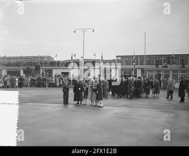 Königliches Paar zurück aus dem Westen am Flughafen Schiphol, 8. November 1955, Niederlande, Foto der Presseagentur des 20. Jahrhunderts, zu erinnerende Nachrichten, Dokumentarfilm, historische Fotografie 1945-1990, visuelle Geschichten, Menschliche Geschichte des zwanzigsten Jahrhunderts, Momente in der Zeit festzuhalten Stockfoto