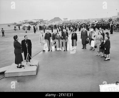 Königliches Paar zurück aus dem Westen am Flughafen Schiphol, 8. November 1955, Niederlande, Foto der Presseagentur des 20. Jahrhunderts, zu erinnerende Nachrichten, Dokumentarfilm, historische Fotografie 1945-1990, visuelle Geschichten, Menschliche Geschichte des zwanzigsten Jahrhunderts, Momente in der Zeit festzuhalten Stockfoto