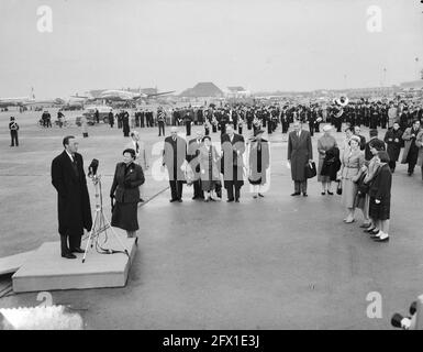 Königliches Paar zurück aus dem Westen am Flughafen Schiphol, 8. November 1955, Prinzessinnen, Niederlande, 20. Jahrhundert Presseagentur Foto, Nachrichten zu erinnern, Dokumentarfilm, historische Fotografie 1945-1990, visuelle Geschichten, Menschliche Geschichte des zwanzigsten Jahrhunderts, Momente in der Zeit festzuhalten Stockfoto
