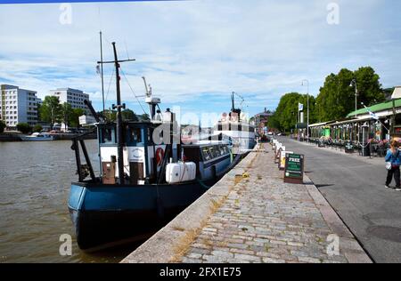 Arbeitsboote vertäuten am Hafen Turku Finland Buildings Restaurant Pizzeria mit Person zu Fuß in den Rahmen Rückansicht Kopie Platz Stockfoto