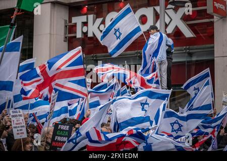 Kundgebung „Solidarität mit Israel“ in der Nähe der Botschaft von Israel mit Hunderten von pro-Israelis versammelten sich winkenden israelischen Fahnen. London, Großbritannien. Stockfoto