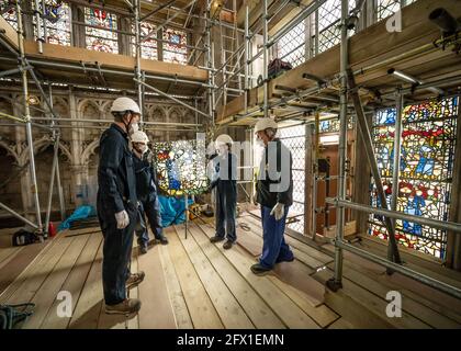 Eine Buntglasfensterverkleidung wird zu Beginn eines neuen fünfjährigen, £5 Mio. großen Projekts entfernt, um das Südost-Querschiff des York Minsters und das mittelalterliche St Cuthbert-Fenster zu erhalten. Bilddatum: Dienstag, 25. Mai 2021. Der York Glaziers Trust arbeitet daran, Buntglasfenster vom Fenster zu entfernen, das fast 600 Jahre alt ist und eines der größten noch erhaltenen Erzählfenster der Welt ist. Das Projekt umfasst umfangreiche Konservierungs- und Restaurierungsarbeiten an den Buntglas- und Steinelementen des Fensters sowie am Südost-Querschiff, in dem sich das Fenster befindet. Stockfoto