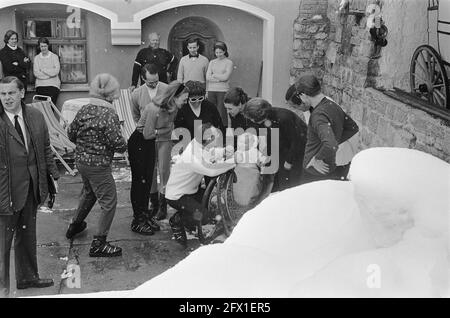 Königliche Familie in Lech. Prinz Bernhard mit Hut bereit für Skitour, 4. März 1968, Familien, Niederlande, 20. Jahrhundert Presseagentur Foto, Nachrichten zu erinnern, Dokumentarfilm, historische Fotografie 1945-1990, visuelle Geschichten, Menschliche Geschichte des zwanzigsten Jahrhunderts, Momente in der Zeit festzuhalten Stockfoto