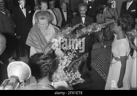 Die königliche Familie und Haile Salassie erhalten Blumen bei der Ankunft im Haile Selassie Theatre, 29. Januar 1969, Blumen, Ankünfte, Familien, Empfänge, Niederlande, Foto der Presseagentur des 20. Jahrhunderts, Nachrichten zu erinnern, Dokumentarfilm, historische Fotografie 1945-1990, visuelle Geschichten, Menschliche Geschichte des zwanzigsten Jahrhunderts, Momente in der Zeit festzuhalten Stockfoto