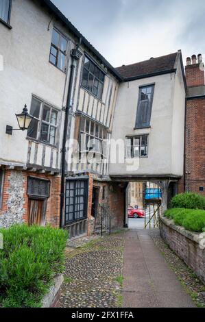 Gasse weit weg von Tombland Norwich, wo man das alte uralte, malerische sehen kann Häuser aus dem Jahr 1519 Stockfoto