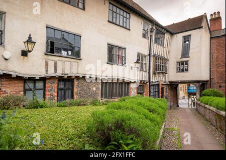 Gasse weit weg von Tombland Norwich, wo man das alte uralte, malerische sehen kann Häuser aus dem Jahr 1519 Stockfoto