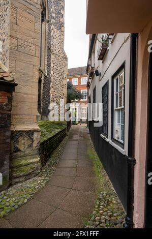 Gasse weit weg von Tombland Norwich, wo man das alte uralte, malerische sehen kann Häuser aus dem Jahr 1519 Stockfoto