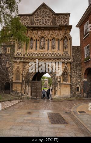 Blick auf den Eingang des Ethelbert-Tores in der Kathedrale von Norwich Stockfoto