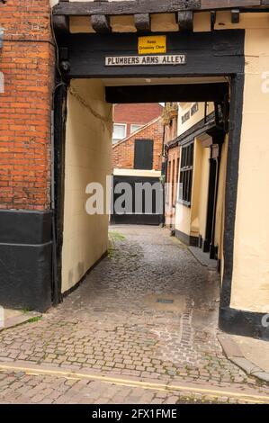 Blick auf die alte Plumbers Arms Alley in der Princes Street Norwich Stockfoto