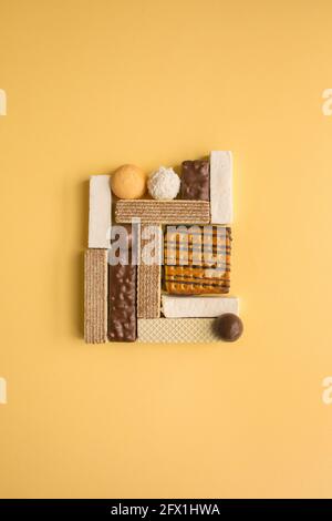 Zusammensetzung von süßen Lebensmitteln - Waffeln, Süßigkeiten, Marschmalow und Cookies. Stockfoto