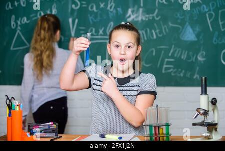 Chemie-Kurse. Faszinierende Wissenschaft. Bildungsexperiment. Mädchen Klassenkameraden studieren Chemie. Mikroskop-Reagenzgläser chemische Reaktionen. Schüler bei Stockfoto