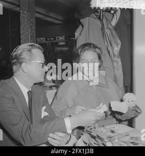 Ankunft von Ingrid Bergmann am Flughafen Schiphol Lars Schmidt und Ingrid Bergmann während der Pressekonferenz, 15. März 1961, Ankünfte, Pressekonferenzen, Niederlande, Presseagentur des 20. Jahrhunderts, Foto, Nachrichten zum erinnern, Dokumentarfilm, historische Fotografie 1945-1990, visuelle Geschichten, Menschliche Geschichte des zwanzigsten Jahrhunderts, Momente in der Zeit festzuhalten Stockfoto