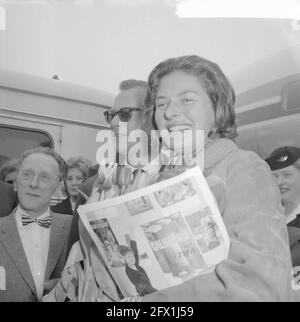 Ankunft Ingrid Bergmann am Flughafen Schiphol Lars Schmidt und Ingrid Bergmann, 15. März 1961, Ankunft, Niederlande, 20. Jahrhundert Presseagentur Foto, Nachrichten zu erinnern, Dokumentarfilm, historische Fotografie 1945-1990, visuelle Geschichten, Menschliche Geschichte des zwanzigsten Jahrhunderts, Momente in der Zeit festzuhalten Stockfoto