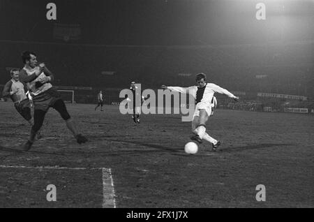 Ajax gegen Carl Zeiss Jena 5-1. Piet Keizer Shoots, 11. März 1970, Sport, Fußball, Niederlande, Presseagentur des 20. Jahrhunderts, Foto, Nachrichten zum erinnern, Dokumentarfilm, historische Fotografie 1945-1990, visuelle Geschichten, Menschliche Geschichte des zwanzigsten Jahrhunderts, Momente in der Zeit festzuhalten Stockfoto