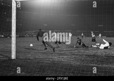 Ajax gegen Carl Zeiss Jena 5-1. Spielzeit, 11. März 1970, Sport, Fußball, Niederlande, Presseagentur des 20. Jahrhunderts, Foto, Nachrichten zum erinnern, Dokumentarfilm, historische Fotografie 1945-1990, visuelle Geschichten, Menschliche Geschichte des zwanzigsten Jahrhunderts, Momente in der Zeit festzuhalten Stockfoto