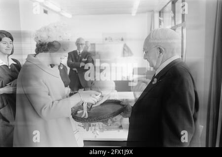 Prinzessin Beatrix in Drenthe eröffnete Urlaubszentrum Prinz Willem Alexander in Roden, 8. Mai 1968, Eröffnungen, Prinzessinnen, Ferienzentren, Niederlande, Foto der Presseagentur des 20. Jahrhunderts, zu erinnerende Nachrichten, Dokumentarfilm, historische Fotografie 1945-1990, visuelle Geschichten, Menschliche Geschichte des zwanzigsten Jahrhunderts, Momente in der Zeit festzuhalten Stockfoto