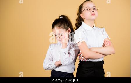 Freundschaft für immer. Zurück zur Schule. Studienkonzept. Intelligente kleine Mädchen im Unterricht. Kleine Mädchen in Schuluniform. Selbstbewusste Schüler. Copy space. Schule Stockfoto