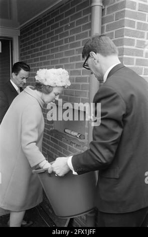 Prinzessin Beatrix in Drenthe eröffnete Urlaubszentrum Prinz Willem Alexander in Roden, 8. Mai 1968, Eröffnungen, Prinzessinnen, Ferienzentren, Niederlande, Foto der Presseagentur des 20. Jahrhunderts, zu erinnerende Nachrichten, Dokumentarfilm, historische Fotografie 1945-1990, visuelle Geschichten, Menschliche Geschichte des zwanzigsten Jahrhunderts, Momente in der Zeit festzuhalten Stockfoto