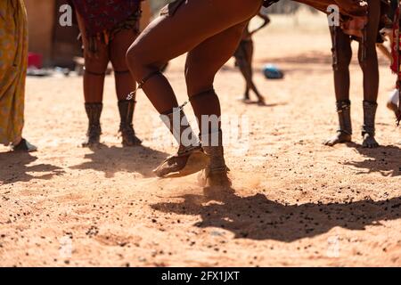 Himba-Frauen tanzen in ihrem Dorf in der Nähe von Opuwo in Namibia, Afrika Stockfoto