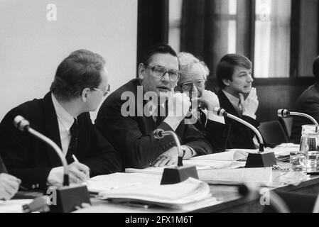 Wirtschaftsausschuss tagt über Energiepolitik; Minister Van Aardenne (Wirtschaft) (m), neben ihm Vorsitzender Evenhuis (r), 7. März 1983, Energiepolitik, Treffen, Niederlande, Presseagentur des 20. Jahrhunderts, Foto, Nachrichten zum erinnern, Dokumentarfilm, historische Fotografie 1945-1990, visuelle Geschichten, Menschliche Geschichte des zwanzigsten Jahrhunderts, Momente in der Zeit festzuhalten Stockfoto