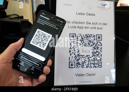 Die Luca-App scannt auf einem Smartphone einen Luca-QR-Code am Eingang zu einem Badeplatz in Lüdinghausen. Sie können mit Ihrem Mobiltelefon ein- und auschecken, wodurch Corona-Infektionsketten verfolgt werden können. Stockfoto