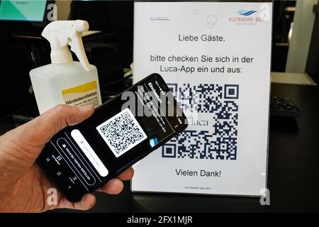 Die Luca-App scannt auf einem Smartphone einen Luca-QR-Code am Eingang zu einem Badeplatz in Lüdinghausen. Sie können mit Ihrem Mobiltelefon ein- und auschecken, wodurch Corona-Infektionsketten verfolgt werden können. Stockfoto