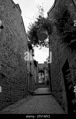 Poterne St Jean, Moncontour, Côtes d'Armor, Bretagne, Frankreich: Ein posteres Tor in der Stadtmauer. Schwarz-Weiß-Version Stockfoto