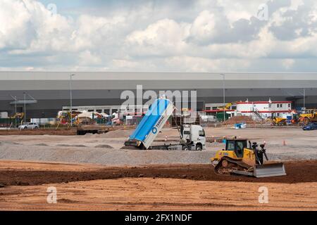 Planierraupe und Kipper auf einer Baustelle Stockfoto